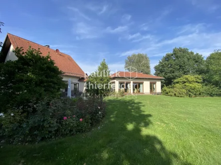 Titelbild - Haus kaufen in Taucha - Großzügiges Landhaus mit Parkgrundstück