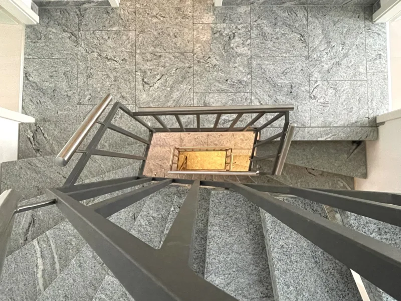Stahltreppe mit 6cm Granitstufen und Edelstahlhandlauf