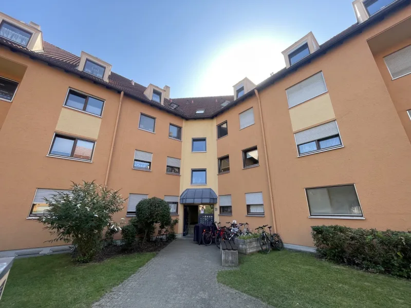 Hauseingang - Wohnung kaufen in Augsburg - Helle 2 ZKB mit Balkon in guter Lage von Haunstetten