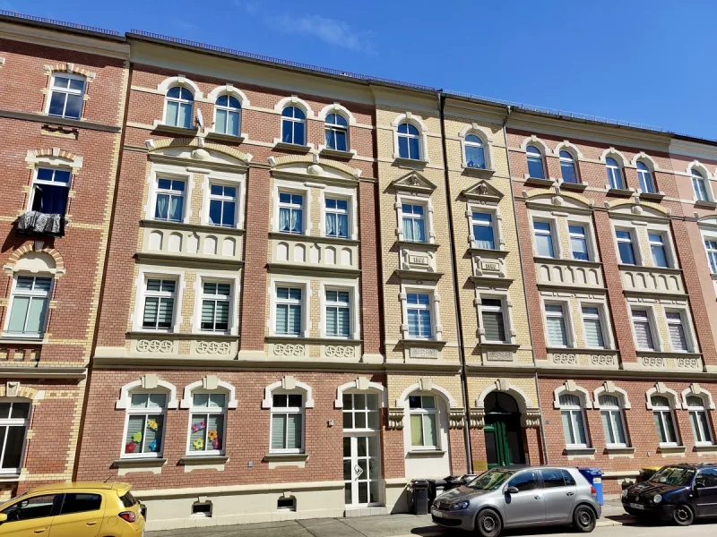 Hausansicht-Strasse - Wohnung mieten in Zwickau - Neu renovierte helle 2 ZKB-Wohnung in zentraler Lage - 500 € Küchenzuschuss !!