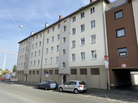 Straßenansicht - Haus kaufen in Nürnberg Schweinau - Solides MFH in Nürnberg mit 11 WE, 5,02%, Rendite bei NKM 82.296€