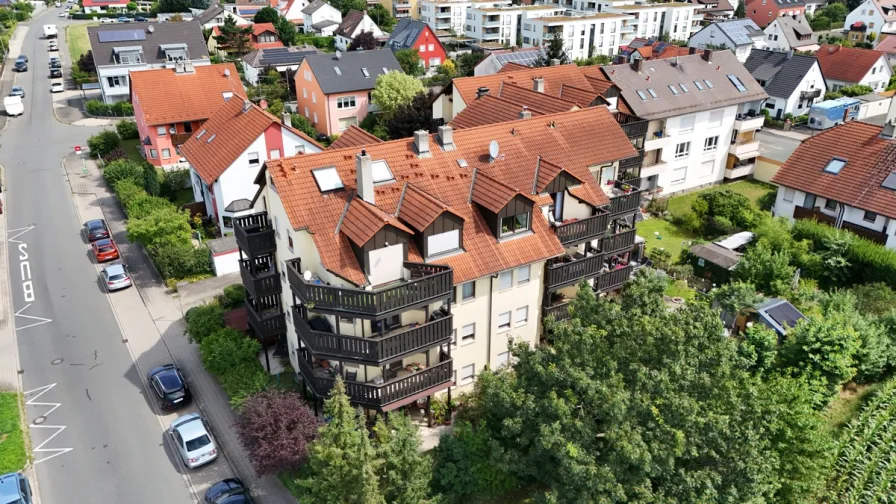 Luftbild - Wohnung kaufen in Fürth - Gepflegte 2-Zimmer-Dachgeschosswohnung mit Fernblick in Fürth-Burgfarrnbach!