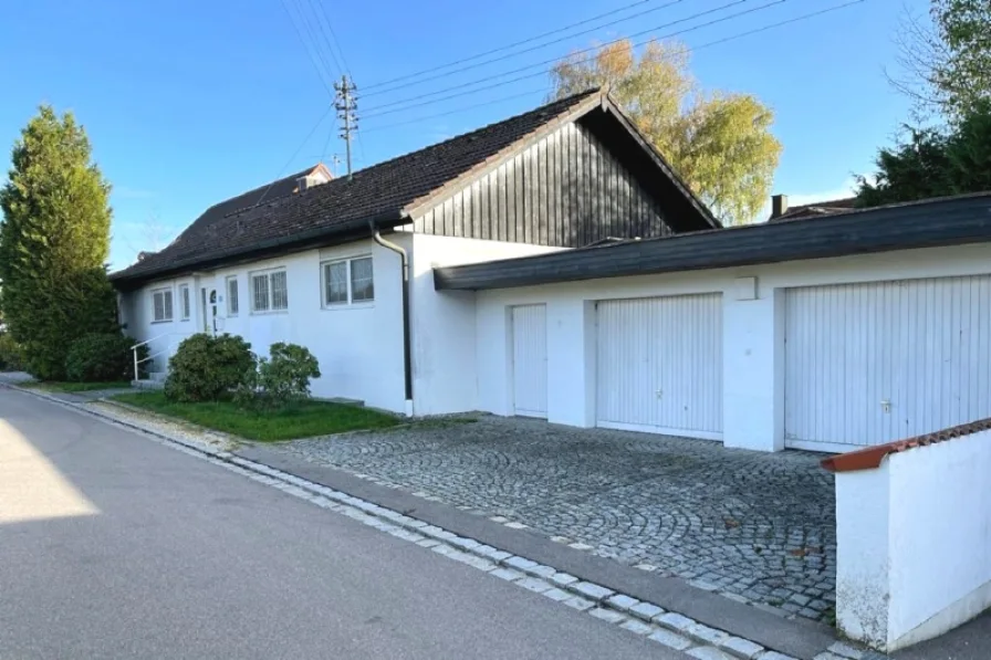 Außenansicht Garagen - Haus kaufen in Odelzhausen - AB SOFORT! Großer Bungalow mit schönem Souterrain auf idyllischem Grundstück in Sixtnitgern