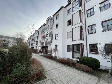 Titelbild - Wohnung kaufen in Dachau - Großzügige Dachgeschosswohnung in ruhiger Lage von Dachau zu verkaufen!