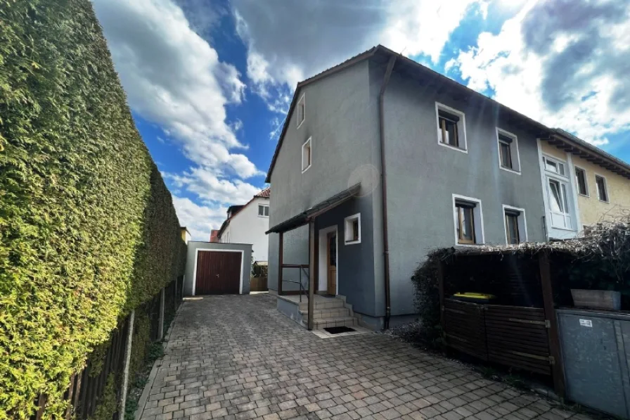 Titelbild - Haus kaufen in Dachau - Zweifamilienhaus im Herzen von Dachau zu verkaufen!