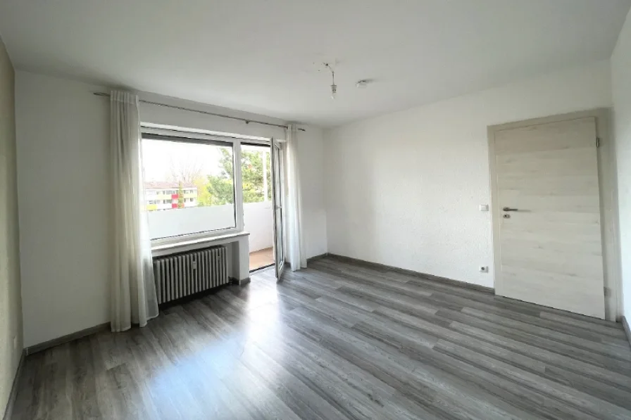 helles Schlafzimmer mit Ostbalkon