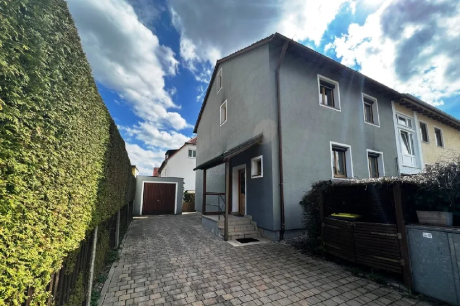 Titelbild - Zinshaus/Renditeobjekt kaufen in Dachau - Zweifamilienhaus im Herzen von Dachau zu verkaufen!