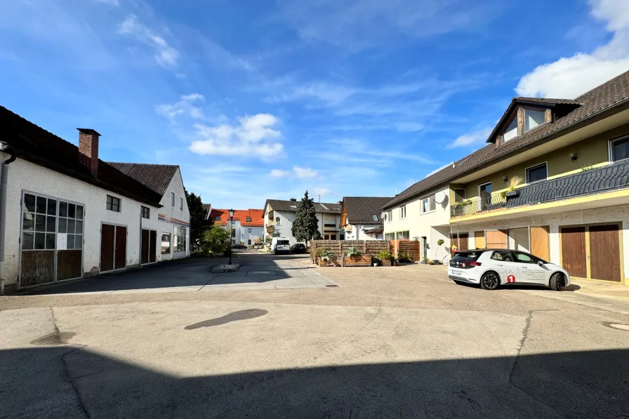 Titelbild - Haus kaufen in Pfaffenhofen - Paffenhofen - Innenstadt ! 1.678m² großes Grundstück mit Altbestand