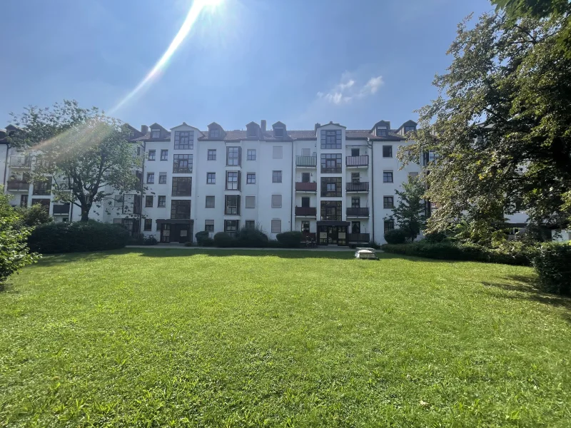 Titelbild - Wohnung kaufen in Dachau - Großzügige Dachgeschosswohnung in ruhiger Lage von Dachau zu verkaufen!