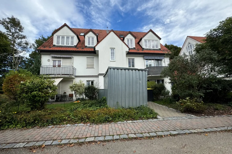 Außenansicht - Wohnung kaufen in Schwabhausen - Traumhafte 4-Zimmer Wohnung mit eigenem Garten und Balkon in Schwabhausen / Oberroth