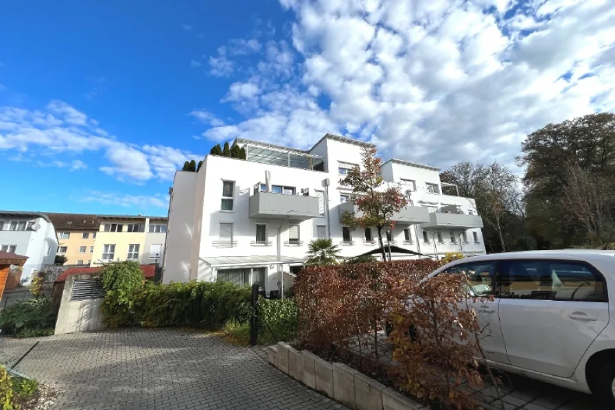 Außenansicht - Wohnung kaufen in Dachau - Wohnkomfort pur: Großräumige 3-Zi-Whg mit Balkon in attraktiver Lage von Dachau,Bj 2012