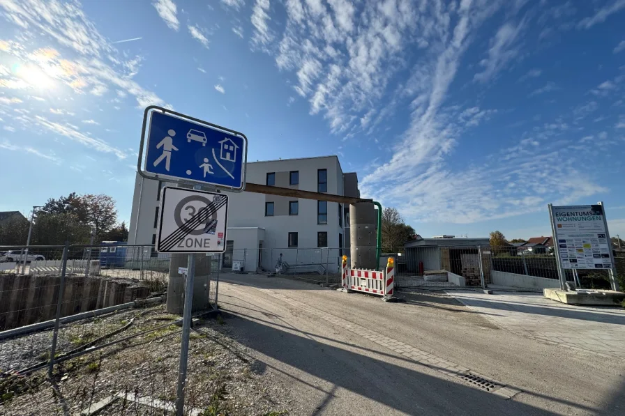 Titelbild - Grundstück kaufen in Dachau - Attraktives Baugrundstück für Atriumwohnen (Dreispänner) in Dachau