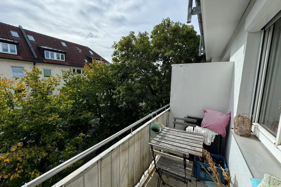 Blick auf den Balkon - Wohnung kaufen in München - Zuverlässig vermietete 3-Zimmer Wohnung in München - Schwabing