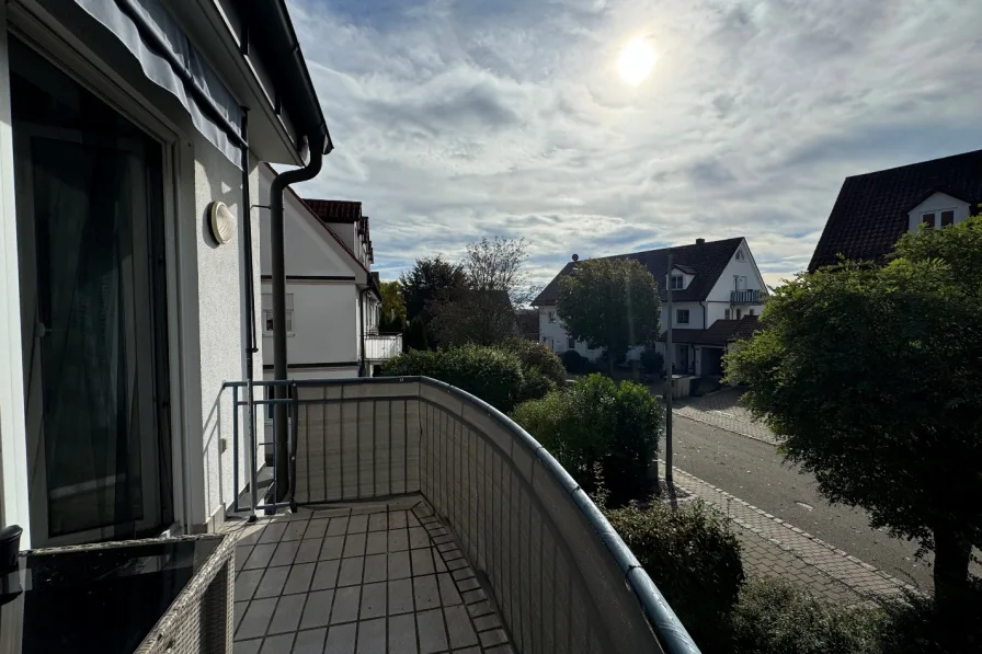 sonniger Balkon - Wohnung kaufen in Schwabhausen - Traumhafte 4-Zimmer Wohnung mit eigenem Garten und Balkon in Schwabhausen / Oberroth