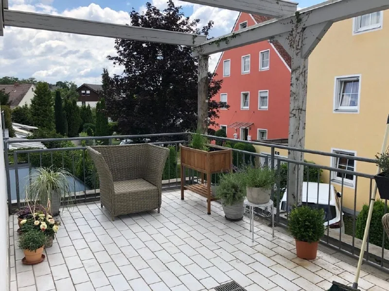 Titelbild - Wohnung kaufen in Dachau - Charmante 2,5-Zimmer-Wohnung mit Traum-Dachterrasse in zentraler Lage!