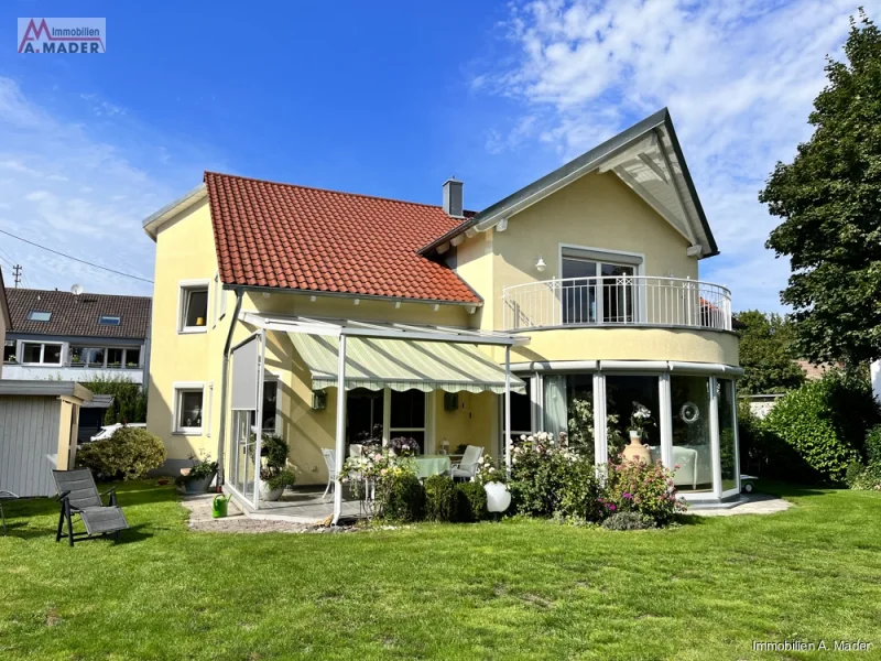 Aussenansicht - Haus kaufen in Augsburg - Edles Einfamilienhaus mit Traumgarten und Einliegerwohnung