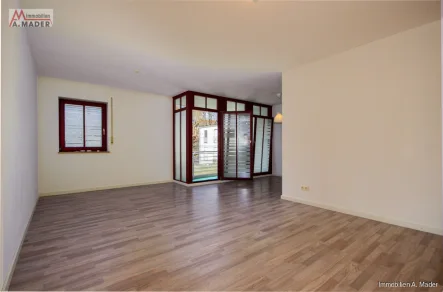 Wohnzimmer - Wohnung kaufen in Donauwörth - Sonnige Wohnung mit zwei Balkonen an der Promenade