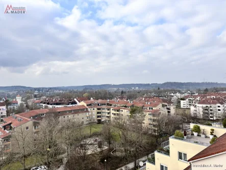 Toller Ausblick - Wohnung kaufen in Neusäß - Tolle Dachgeschoß-Wohnung mit Lift und TG- Stellplatz