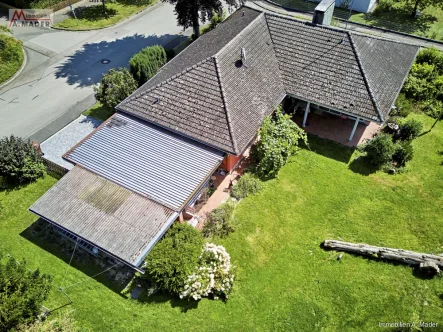 Luftbild - Haus kaufen in Kühlenthal - Winkel-Bungalow in idyllischer Waldrand- Lage