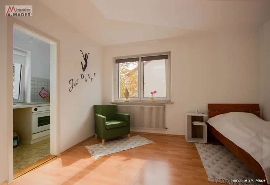 Wohnzimmer  - Wohnung kaufen in Augsburg - Kleinod im BismarckviertelSonniges 2- Zimmer- Appartement