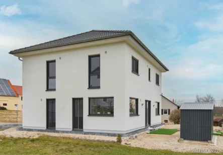 Außenansicht-hinten - Haus kaufen in Buchdorf - Behindertengerechtes Stadthaus in der Energieeffiezienzklasse A+