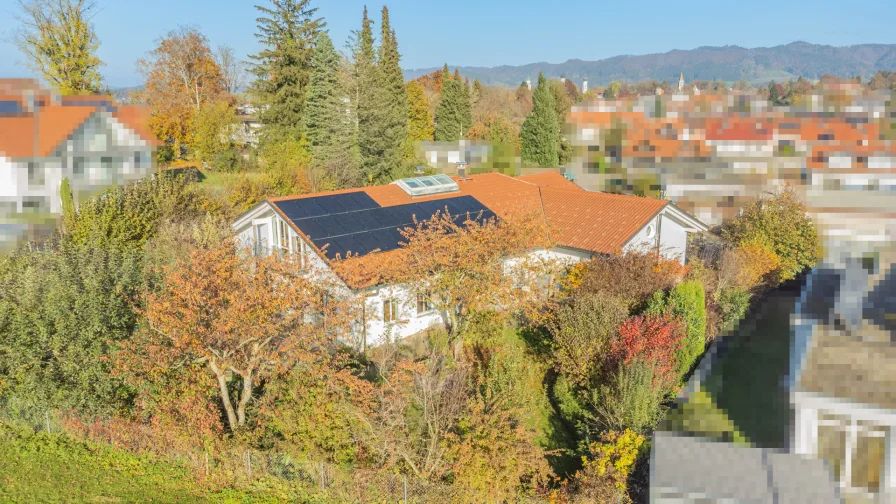 Außenansicht - Haus kaufen in Isny - Exklusives Einfamilienhaus mit Einliegerwohnung und Traumgarten in hervorragender Randlage von Isny