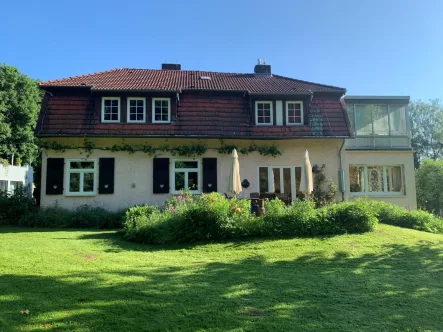 Ansicht - Haus kaufen in Kassel - Wunderschön ruhig gelegenes 2 Fam.-Landhaus auf sehr großem Grundstück in Kassel-Harleshausen