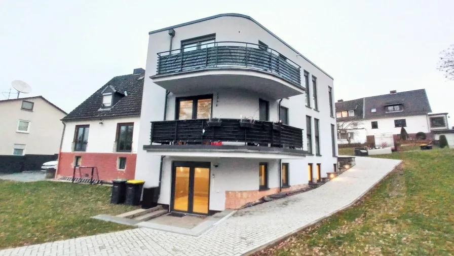 Eingangsbereich Hausrückseite - Wohnung mieten in Kassel - Neuwertige 3-ZKB-Wohnung in ruhiger Lage von Kassel-Forstfeld 