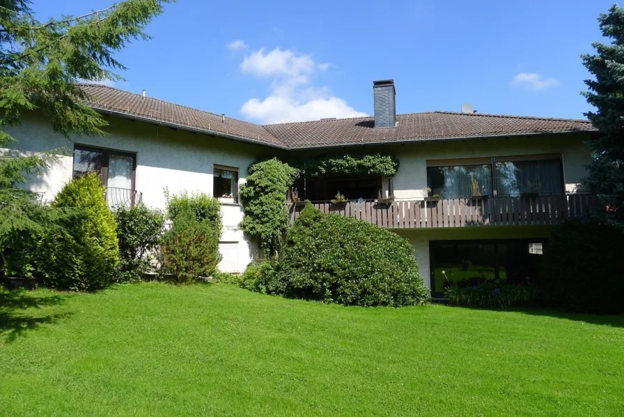 Ansicht - Haus kaufen in Hessisch Lichtenau - Außerordentl. großzügiger Bungalow in ruhiger Lage von Hess. Lichtenau