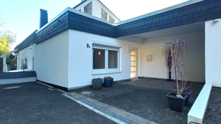 Hauseingangsbereich, links Stellplatz - Büro/Praxis mieten in Kassel - Top-gepflegte Büro-/ Praxiseinheit in ruhiger Lage von Harleshausen