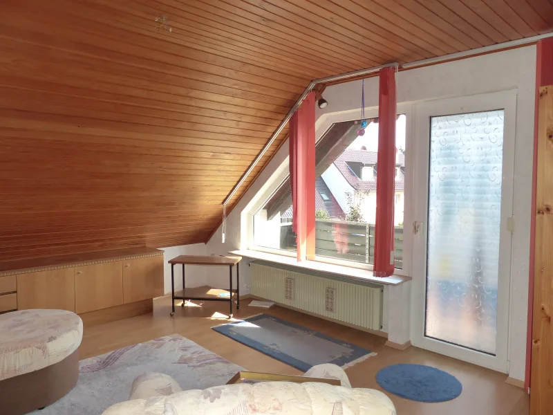 großes Zimmer mit Balkon im DG