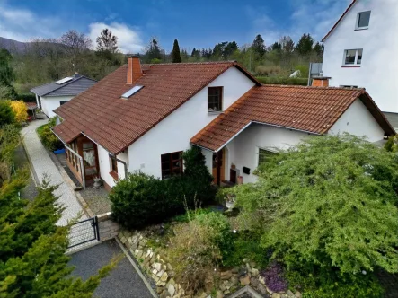 Vorder-/Seitenansicht - Haus kaufen in Kassel - Einfamilienhaus mit separatem Appartement in Kassel-Kirchditmold