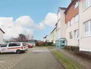 Hausrückseite mit Parkplatz