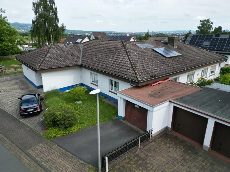 Seitenansicht - Haus kaufen in Baunatal - Großzügiges Wohnhaus mit Gewerbeeinheit in Baunatal-Rengershausen!