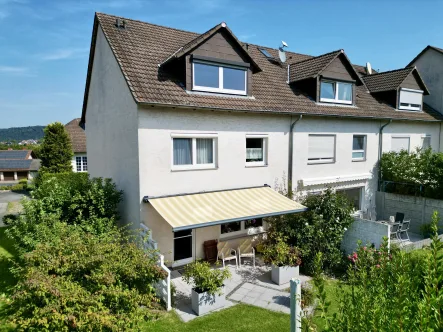 Gartenansicht - Haus kaufen in Niestetal - Einfamilienhaus mit separater Einliegerwohnung im Dachgeschoss in Niestetal-Sandershausen