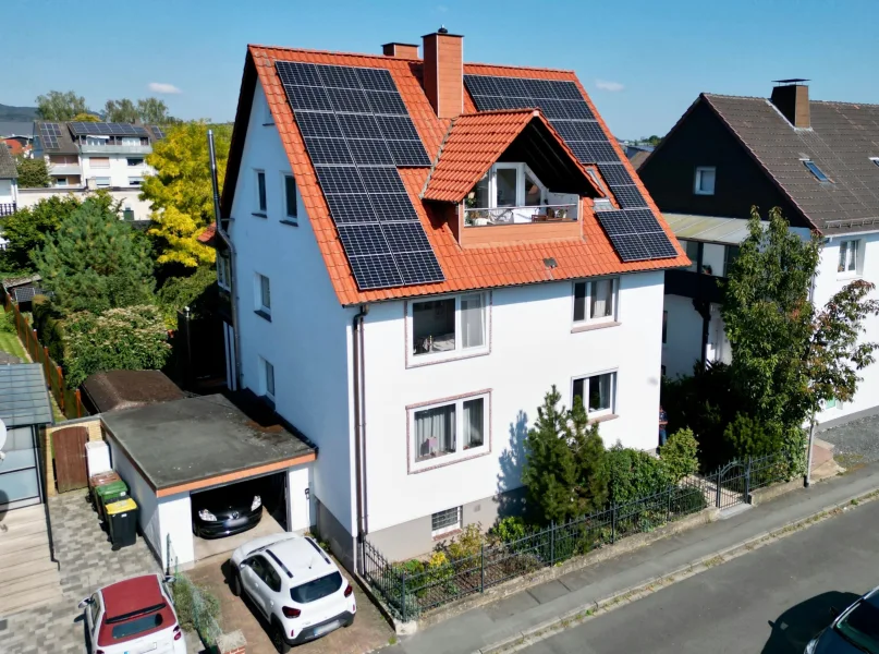 Vorderseite des Hauses - Haus kaufen in Baunatal - Modernisiertes Zweifamilienhaus in begehrter Lage von Baunatal-Großenritte