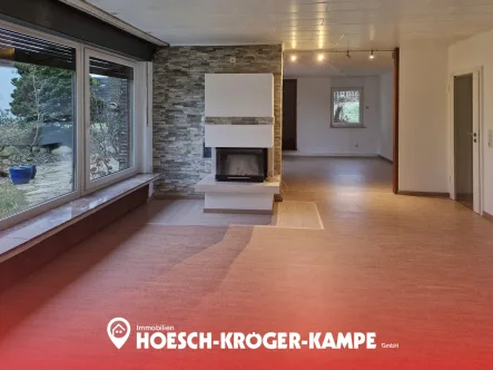 Wohnzimmer  mit Kamin - Wohnung mieten in Vellmar - Top renovierte  2-3-Zimmerwohnung mit großer Terrasse, Einbauküche und Garten in Obervellmar