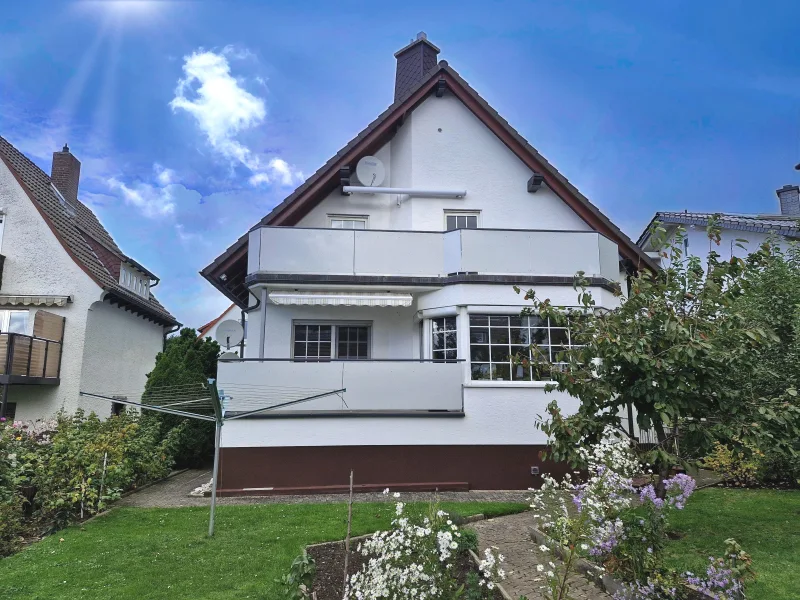 Hausansicht - Wohnung mieten in Niestetal - Attraktive 2,5-Zimmerwohnung mit großem Balkon und ausgebauten Spitzboden in Niestetal-Sandershausen