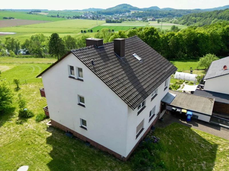 Straßenansicht mit Garage - Haus kaufen in Guxhagen - 2- bis 3-Familienhaus in Guxhagen-Ellenberg