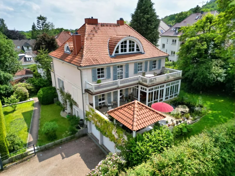 Gartenansicht mit Garagen und Außenküche - Haus kaufen in Kassel - Großz. Eleganz trifft Stil in absoluter Toplage von Kassel-Bad Wilhelmshöhe!