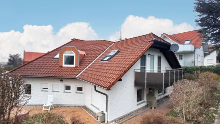 Außenansicht, Hausrückseite - Wohnung mieten in Niestetal - Schöne 3-ZKB-DG-Wohnung mit Balkon in Niestetal-Sandershausen.