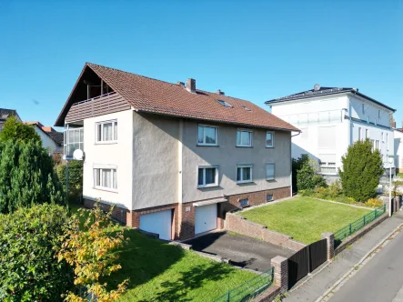 Vorder- u. Giebelseite  - Haus kaufen in Kassel - Großes Zweifamilienhaus mit Potenzial für Neubau in Kassel-Harleshausen!