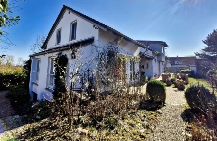 Hausansicht - Haus mieten in Baunatal - Top renovierte Doppelhaushälfte mit 2 großen Südwest-Terrassen und einer Einbauküche in Toplage von Baunatal-Großenritte