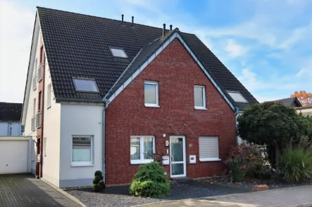 Strassenansicht - Wohnung kaufen in Grevenbroich - Moderne, helle Maisonettewohnung in beliebter Wohnlage von Grevenbroich-Noithausen