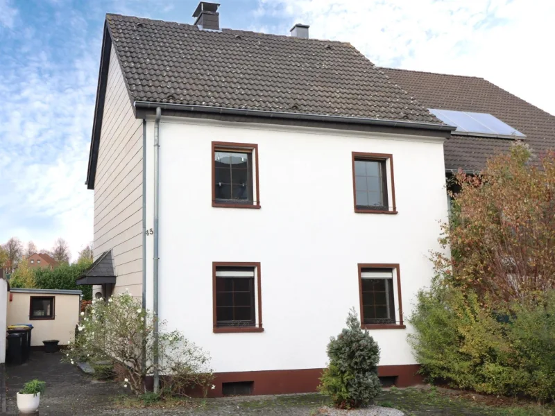 Staßenansicht - Haus kaufen in Grevenbroich - Familienfreundliche Doppelhaushälfte mit Anbau in Grevenbroich-Orken