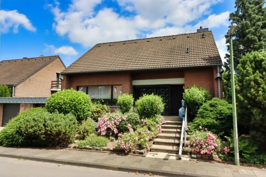 Strassenansicht - Haus kaufen in Neuss - Geräumiges, freist. Einfamilienhaus mit gr. Garten und Garage in Neuss-Weckhoven