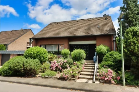 Strassenansicht - Haus kaufen in Neuss - Geräumiges, freist. Einfamilienhaus mit gr. Garten und Garage in Neuss-Weckhoven