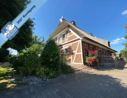 Hinteransicht - Haus kaufen in Tespe - Wunderschönes Reetdachhaus mit zwei Wohneinheiten und ca. 400 m² Mehrzweckhalle 