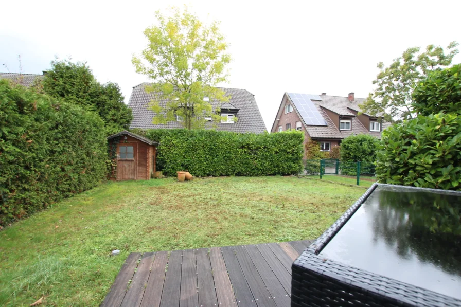 Terrasse mit Blick in den Garten