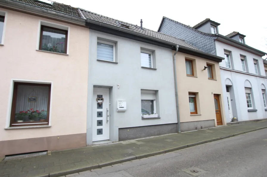 Frontansicht - Haus kaufen in Rheinberg - **Reserviert** Gemütliches Reihenmittelhaus in Orsoy